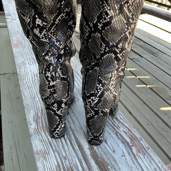 Steve Madden Rouge Black & White Snakeskin Block Heel Knee High Boots, Size 7.5 - Picture 3 of 12